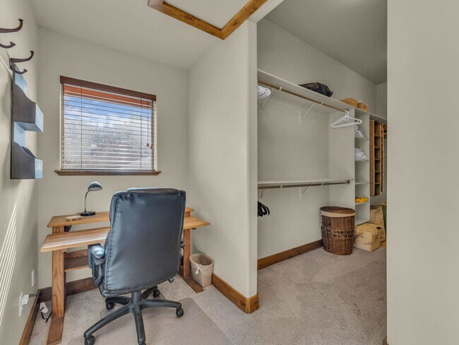 Building Photo - Cedar Ridge Townhome  **Mid-April thru November Rental**