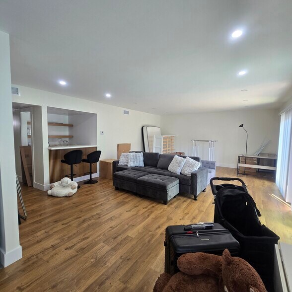 Building Photo - 916 S Sherbourne Dr