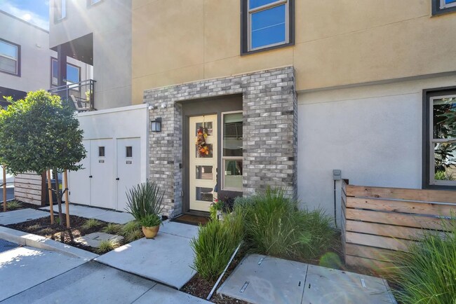 Building Photo - Beautiful Energy Efficient Hayward Townhome w/ Modern Updates