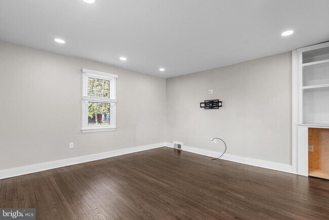 Building Photo - 48 S Locust Ave