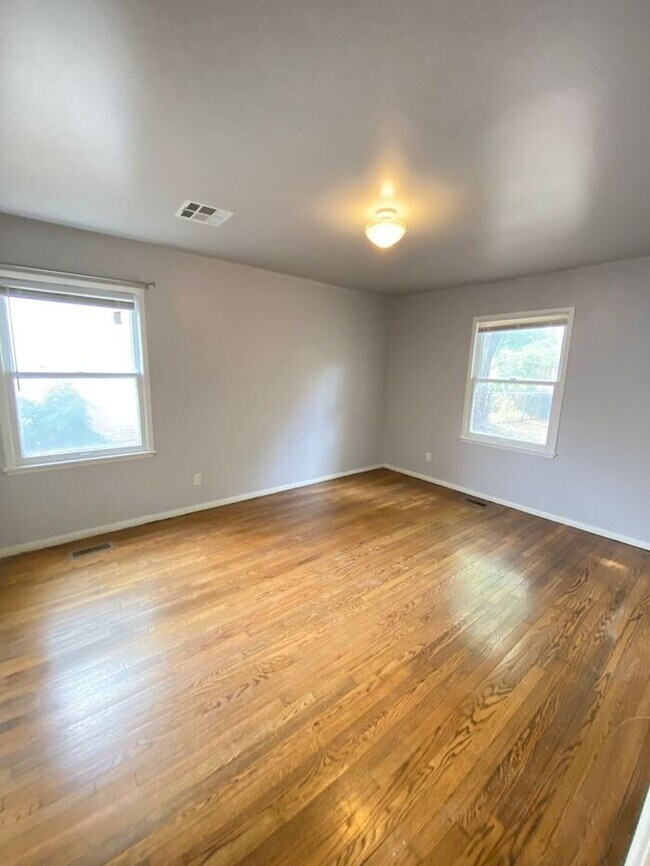 Building Photo - Cute 2 Bed 1 Bath in The Village