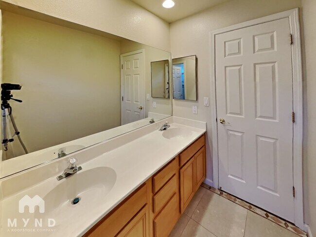 Building Photo - 695 Citadel Rd