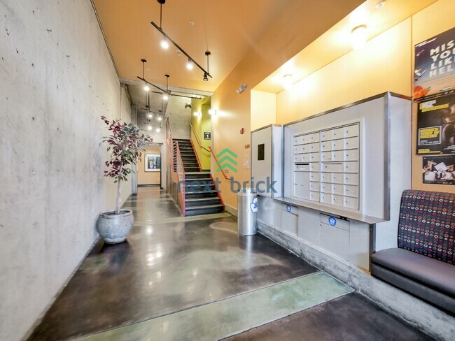 Building Photo - Luxury 1 Bed, 1 Bath Downtown Seattle Condo with City & Water Views