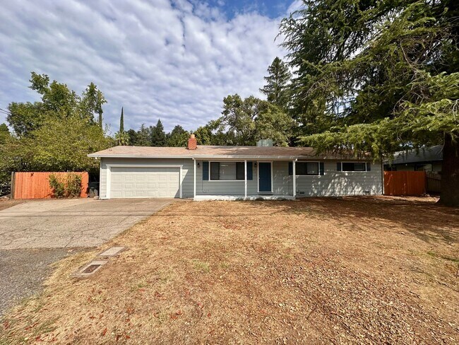 Building Photo - 3 BEDROOM 2 BATH HOME IN SOUTH REDDING