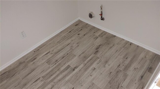 Building Photo - 2739 Fairview Dr