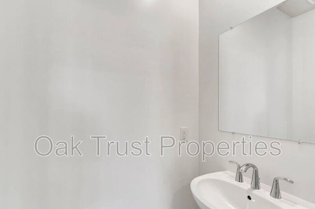 Building Photo - 236 Somerset Acrs Dr