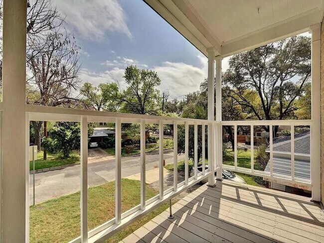 Building Photo - Remodeled 6 Bedroom Walking Distance to UT