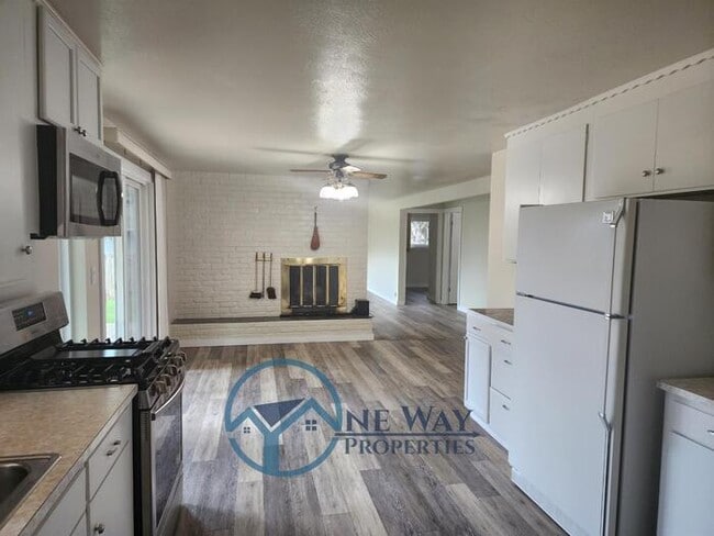 Building Photo - 4624 Grandview Dr W