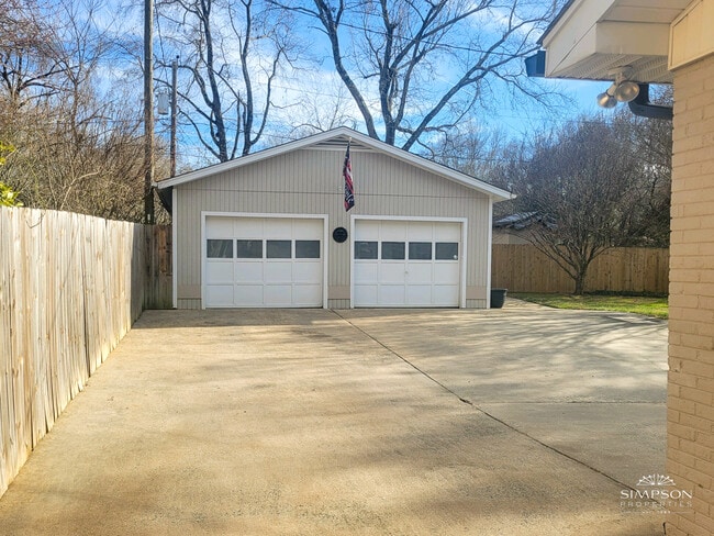 Building Photo - 3633 Densmore Dr