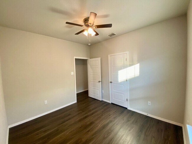 Building Photo - Luxury Duplex 3/2 in New Braunfels