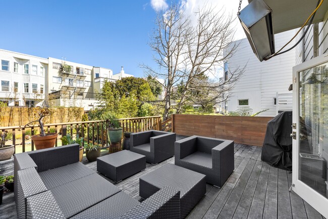 Building Photo - 2866 Pine St