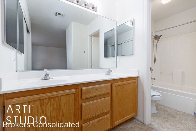 Building Photo - 3 br, 2.5 bath House - 925 Rivers Bend Dr.