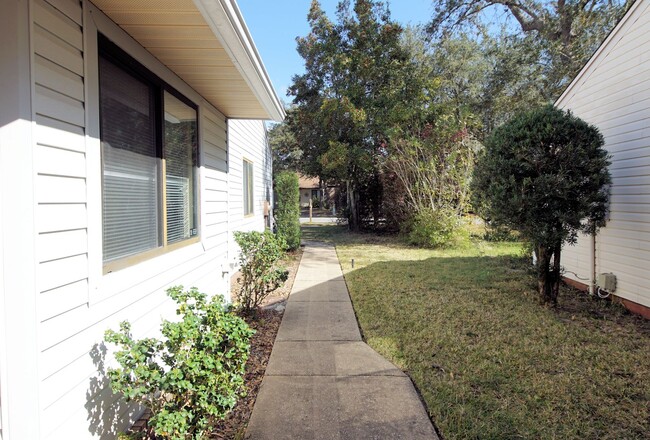 Building Photo - Central Niceville Location