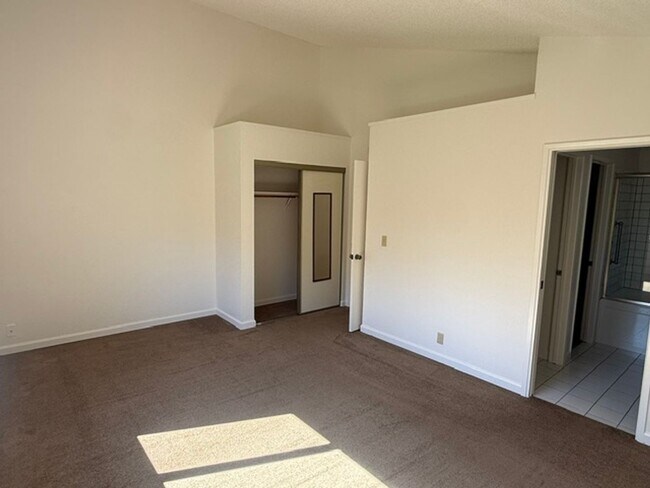 Building Photo - 512 Toyon Pl