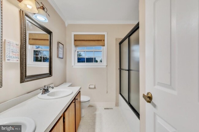 Building Photo - 5 Greenleigh Cir