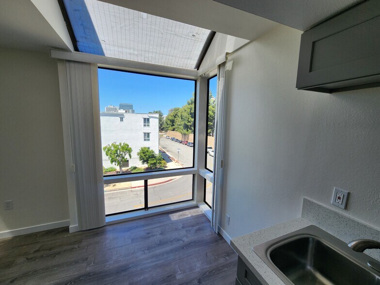 Building Photo - 626 N Isabel St