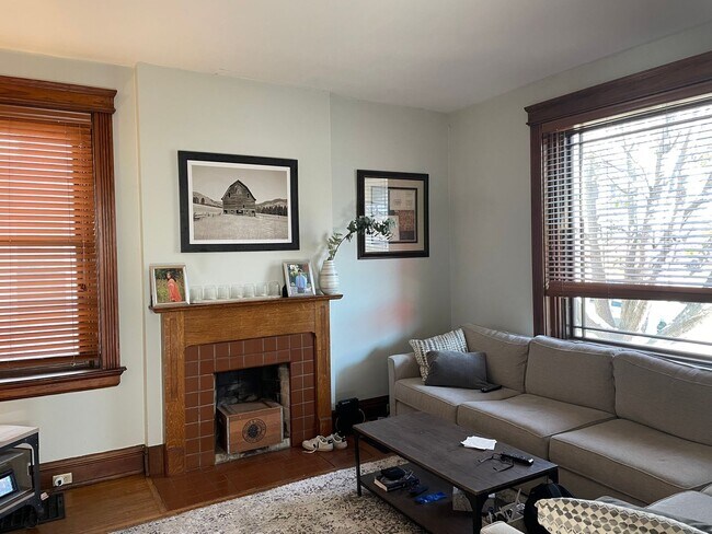 Building Photo - HYDE PARK SINGLE FAMILY HOME WITH OFF-STREET PARKING AND PATIO