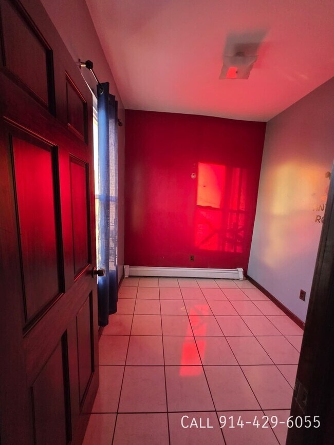 Building Photo - 104 Oak St