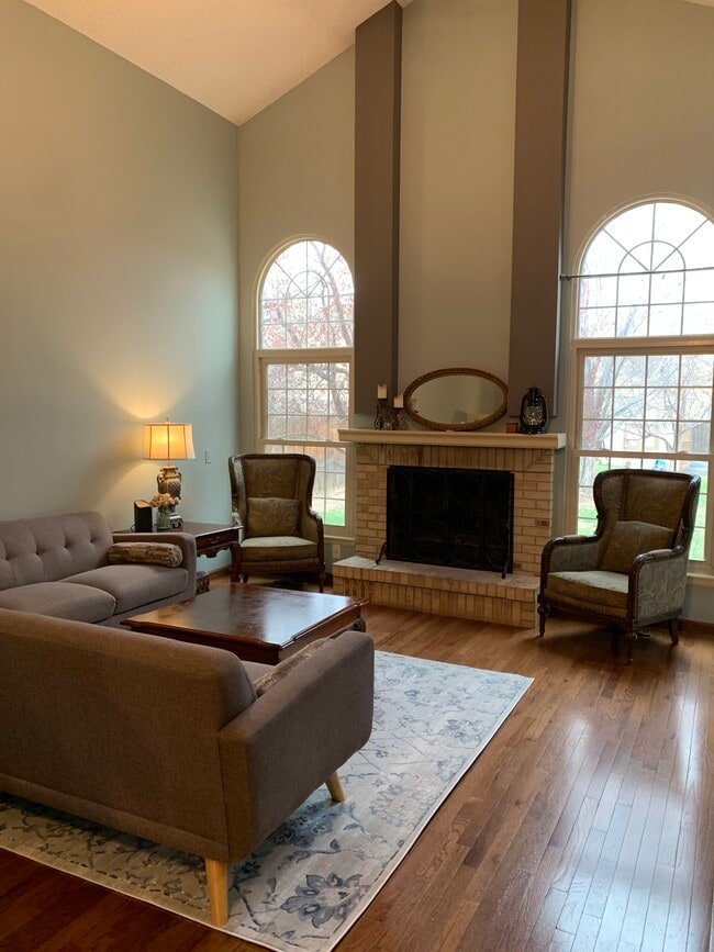 Tall ceilings and windows in living room - 7230 Native Cir