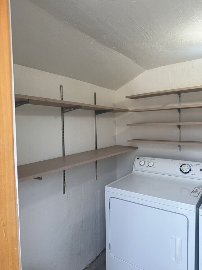 Building Photo - Furnished 1 bedroom in South Redding