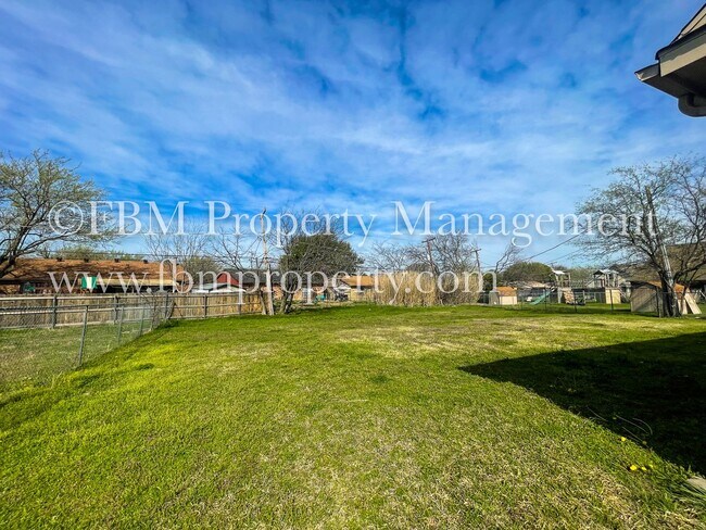 Building Photo - 400 Kings Way Dr