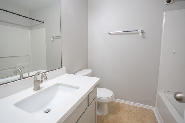 Building Photo - 7843 Crescent Village Ln