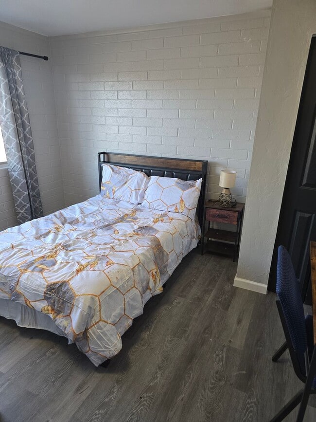 Building Photo - Rooms for Rent – Furnished, Lockable, & Private Backyard! 6 Spots Open.