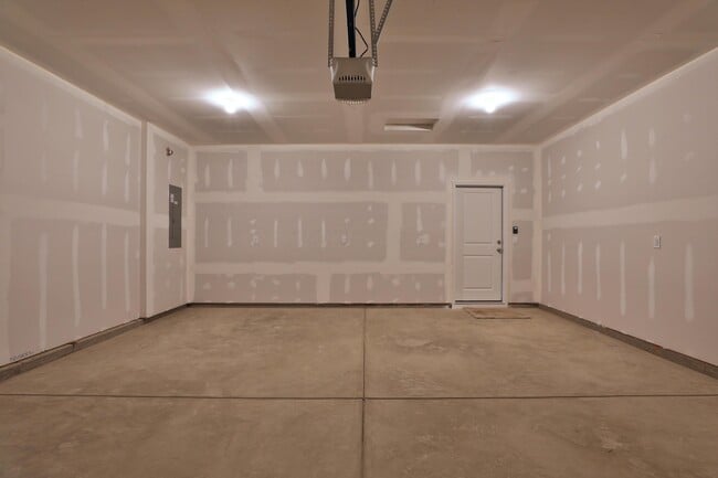 Building Photo - 738 Maria Dr