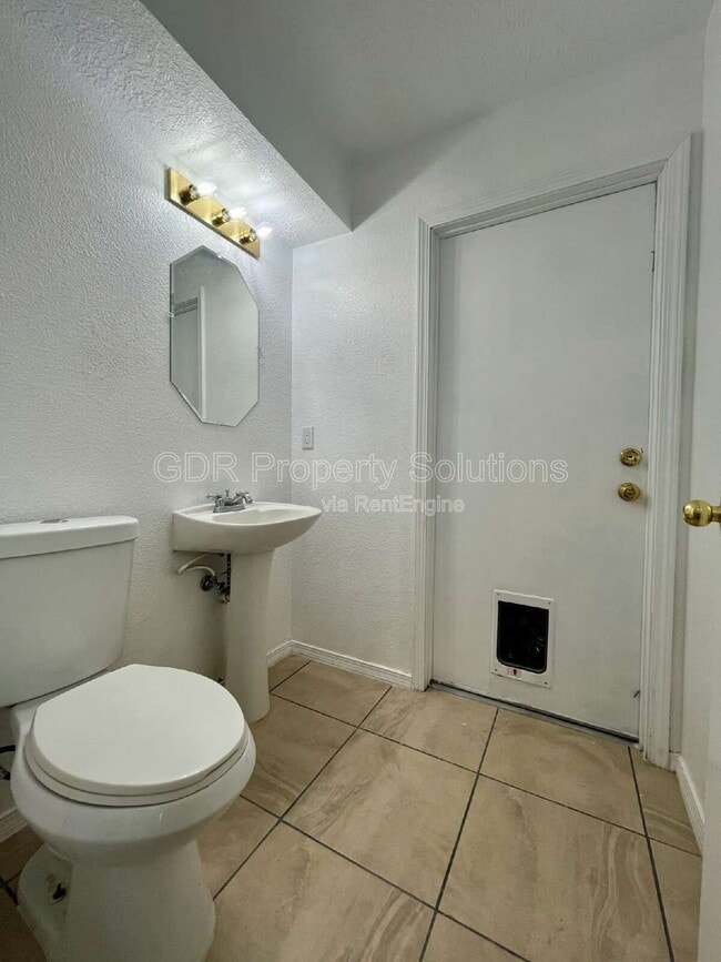 Building Photo - 8123 Waterbury Pl NW