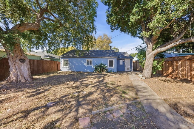 Building Photo - 1047 Riverton Dr