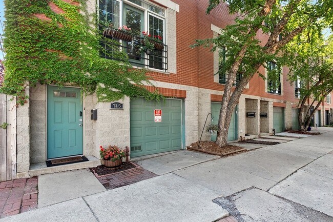 Building Photo - 745 N Wood St