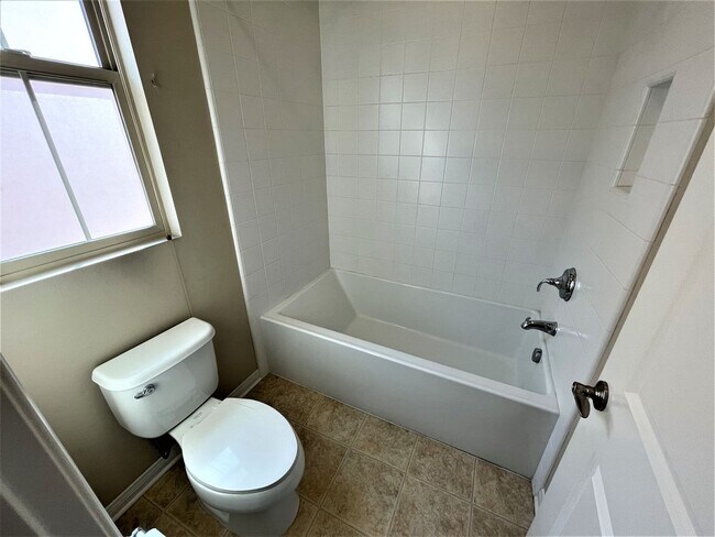 Building Photo - Gorgeous 3 bedroom home In the heart of Ir...