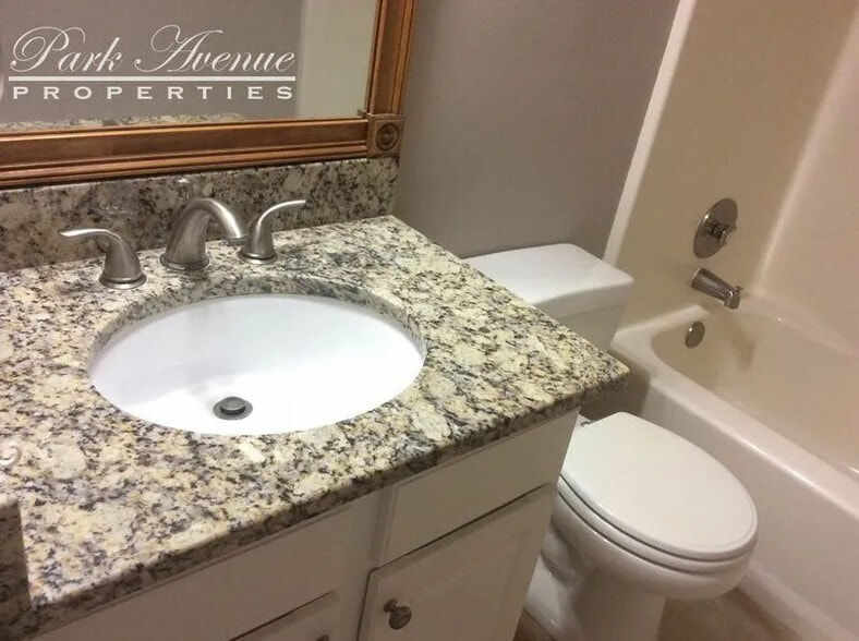 Building Photo - Room in House on Evanston Ct