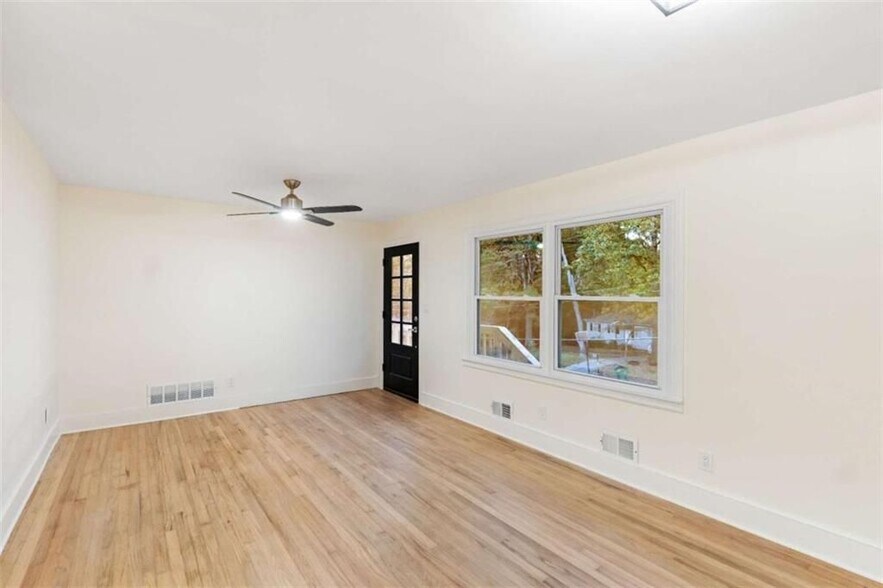 Building Photo - 6048 Blackhawk Trail SE