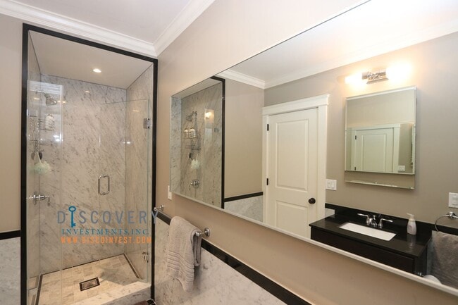 Building Photo - Sophisticated Piedmont Colonial with Enclosed Yard