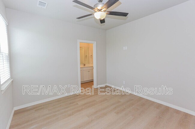 Building Photo - 1401 SW Poigai Wy