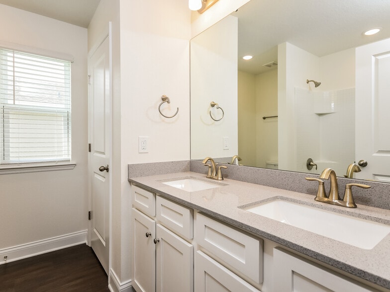 Building Photo - 6181 Little Blf Cir