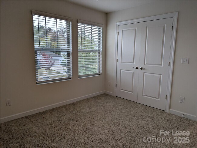 Building Photo - 5906 Fenway Dr