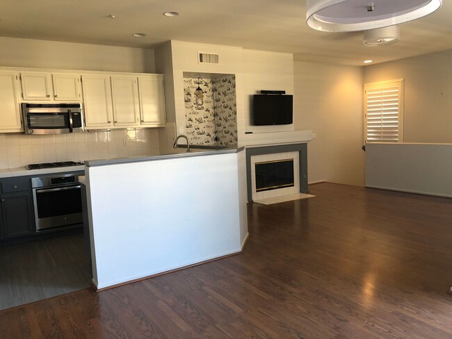 Building Photo - Charming Upper End Unit 2 Bed 2 Bath Condo