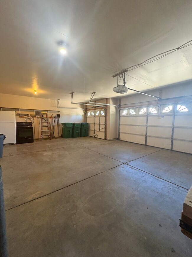 Building Photo - Move in ready North Carson