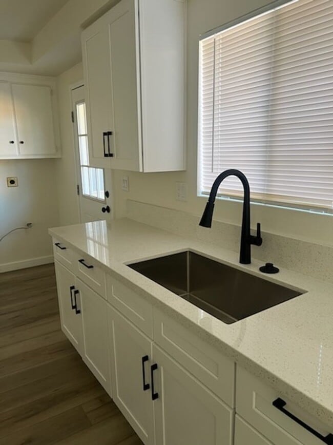 Building Photo - 722