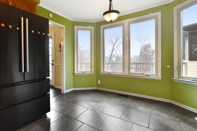 Building Photo - Pet Friendly Three Bedroom!