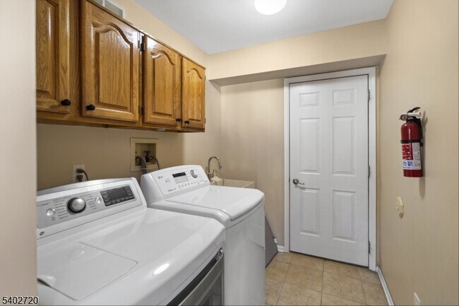 Building Photo - 6 Hoagland Ct