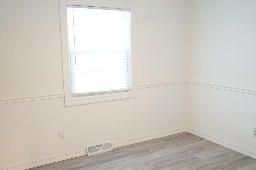 Building Photo - 919 Seneca Dr