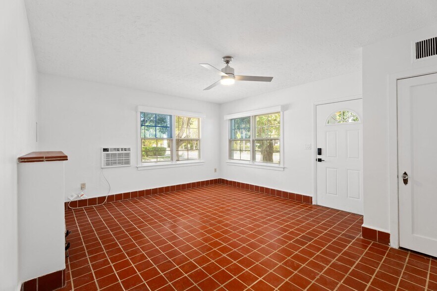 Building Photo - 4815 N Flagler Dr