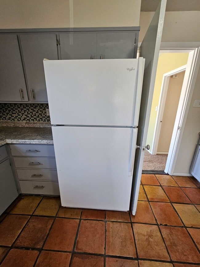 Building Photo - Beautifully maintained 3 bdrm/2 bath with ...