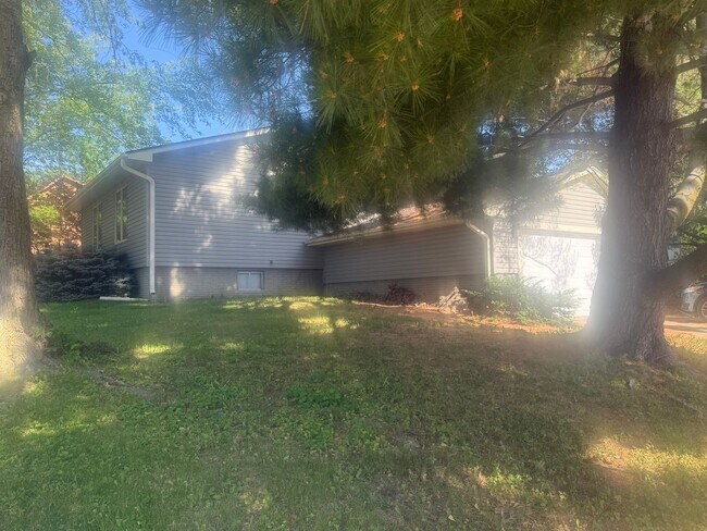 Building Photo - New Listing - 4 Bedroom House on Iowa City Westside on Sunset
