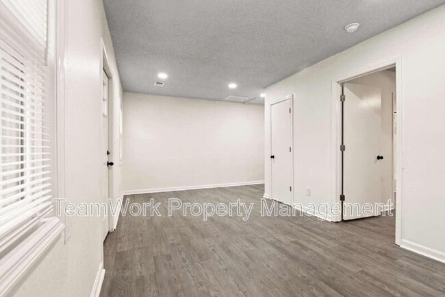 Building Photo - 3103b Azalea Dr