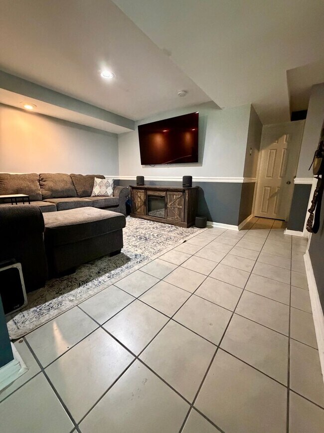 Building Photo - Stunning 3-Bedroom Townhome Nestled in Andorra Woods! Available mid-August!