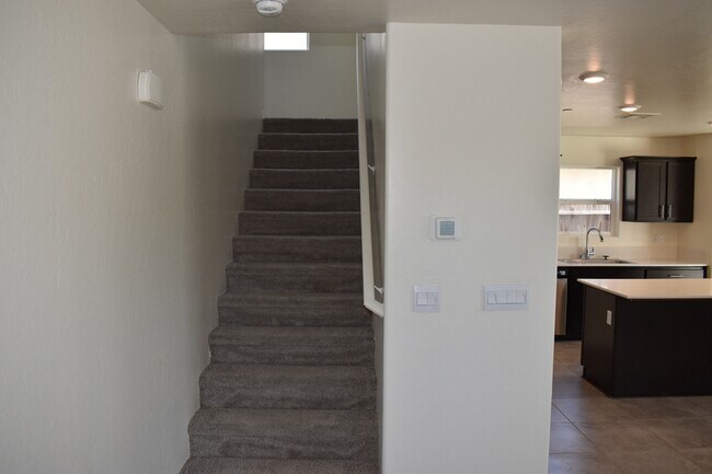 Building Photo - 698 Jessie Dr